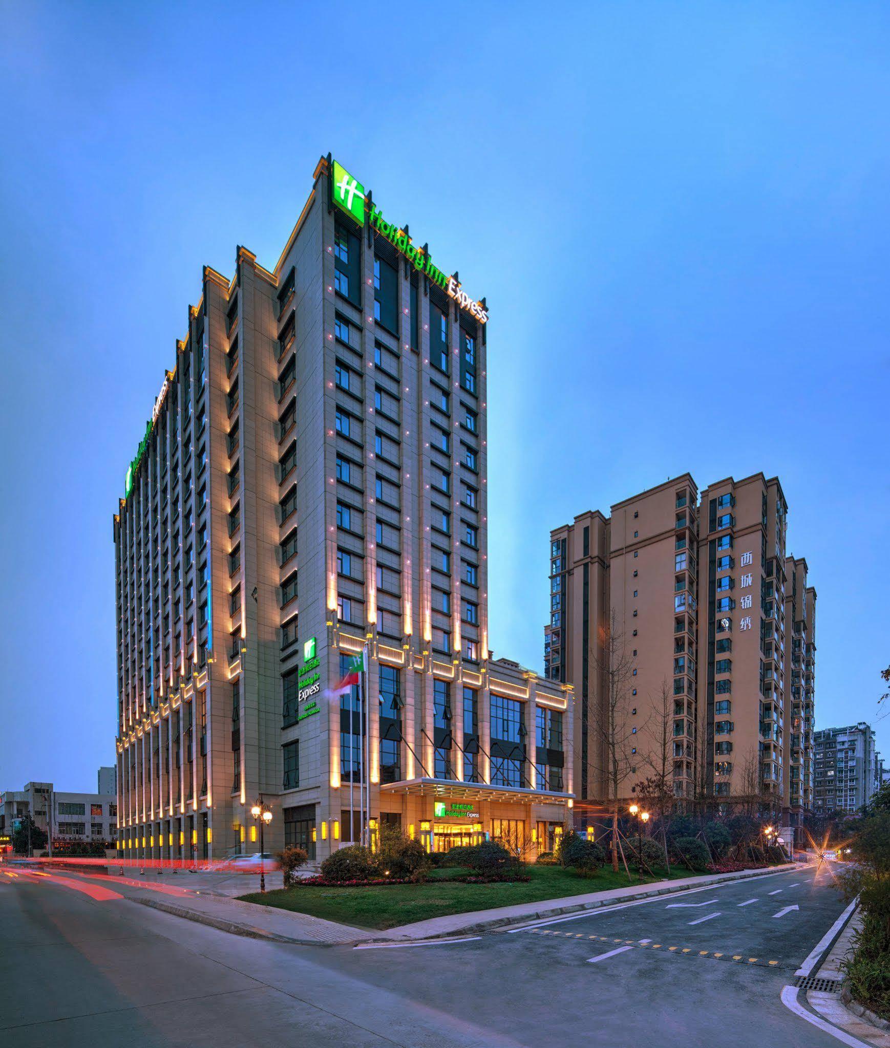 Holiday Inn Express Chengdu Huanhuaxi By Ihg-Near Jinsha Site Musem,Near Wuhou Temple Museum,Welcome Drinks,Free Gym,Free Self-Service Laundry Čcheng-tu Exteriér fotografie